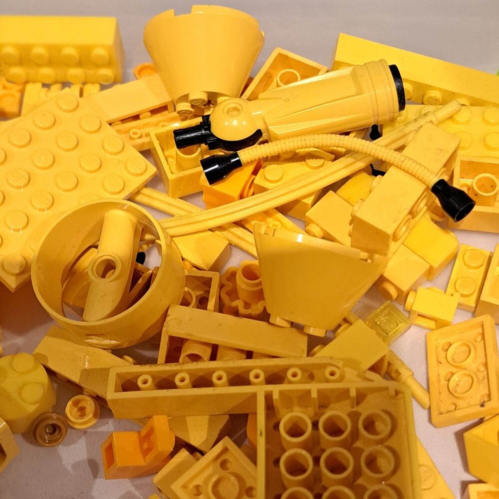 Large lot of yellow Legos assorted bricks etc - Picture 4 of 6